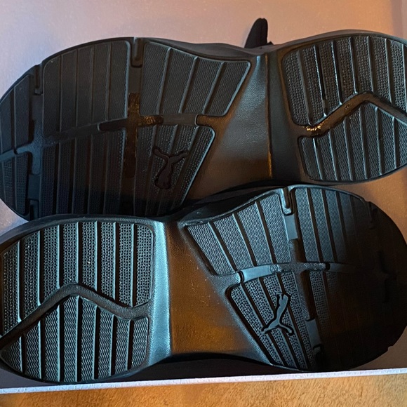 (ALMOST NEW) Puma Sneakers Light Weight - Picture 8 of 8